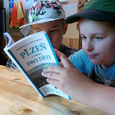 Do každého plzeňského skautského oddílu putovala jedna kniha Plzeň a okolí pro děti Dar knih pro plzeňské skauty